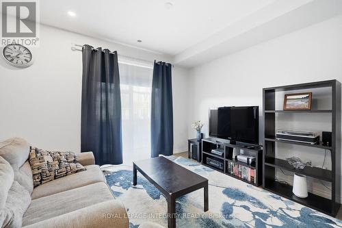 520 Stadacone Row, Ottawa, ON - Indoor Photo Showing Living Room