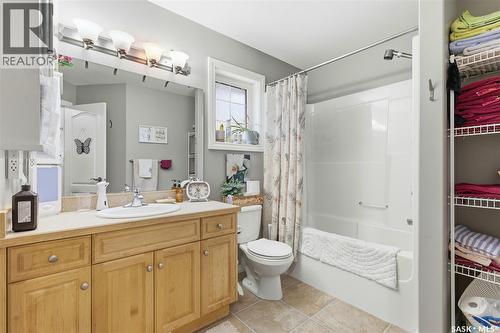 2827 Meadow Park Crescent E, Regina, SK - Indoor Photo Showing Bathroom