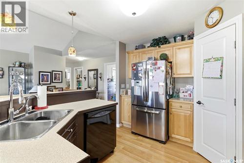 2827 Meadow Park Crescent E, Regina, SK - Indoor Photo Showing Kitchen With Double Sink