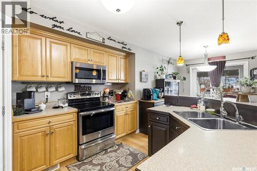 2827 Meadow Park Crescent E, Regina, SK - Indoor Photo Showing Kitchen With Double Sink