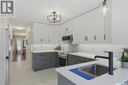 203 Gustin Crescent, Saskatoon, SK - Indoor Photo Showing Kitchen With Upgraded Kitchen