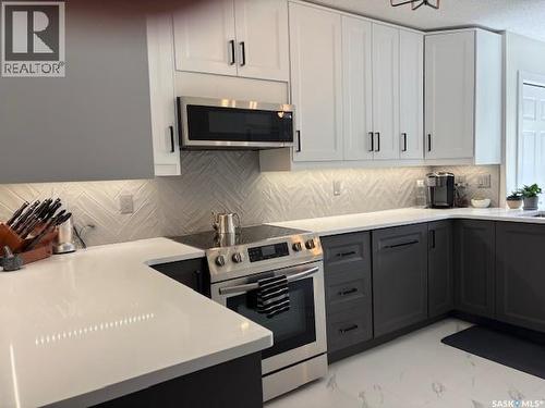 203 Gustin Crescent, Saskatoon, SK - Indoor Photo Showing Kitchen