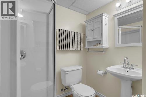 1122 12Th Street E, Saskatoon, SK - Indoor Photo Showing Bathroom