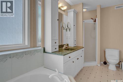 1684 Fenwick Crescent N, Regina, SK - Indoor Photo Showing Bathroom