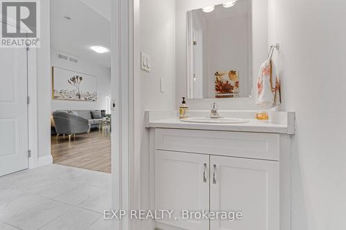 5 - 923 Stonecliffe Walk, Kitchener, ON - Indoor Photo Showing Bathroom