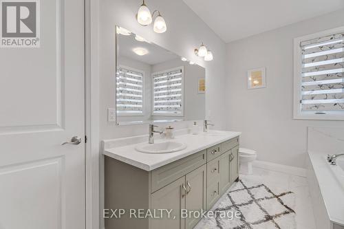 5 - 923 Stonecliffe Walk, Kitchener, ON - Indoor Photo Showing Bathroom