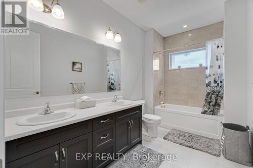 5 - 923 Stonecliffe Walk, Kitchener, ON - Indoor Photo Showing Bathroom