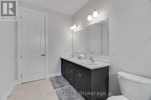 5 - 923 Stonecliffe Walk, Kitchener, ON - Indoor Photo Showing Bathroom