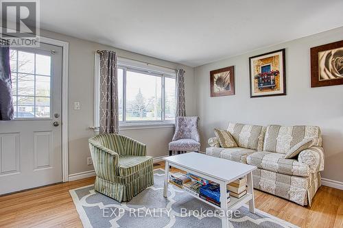 727 Barton Street, Hamilton, ON - Indoor Photo Showing Living Room