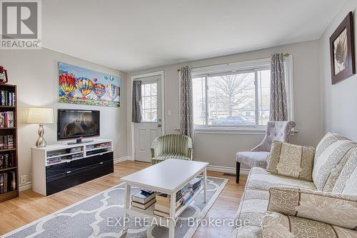 727 Barton Street, Hamilton, ON - Indoor Photo Showing Living Room