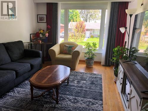 1340 Cedar St. West Street W, Oshawa, ON - Indoor Photo Showing Living Room