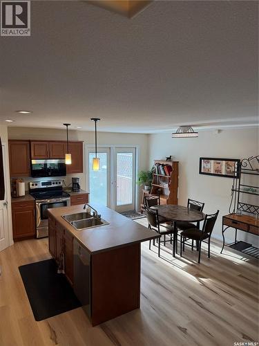 425 Y Avenue S, Saskatoon, SK - Indoor Photo Showing Kitchen With Double Sink