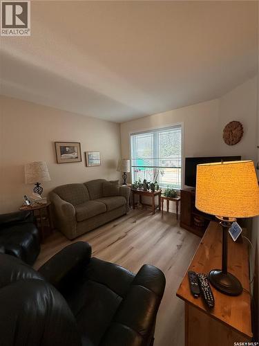 425 Y Avenue S, Saskatoon, SK - Indoor Photo Showing Living Room