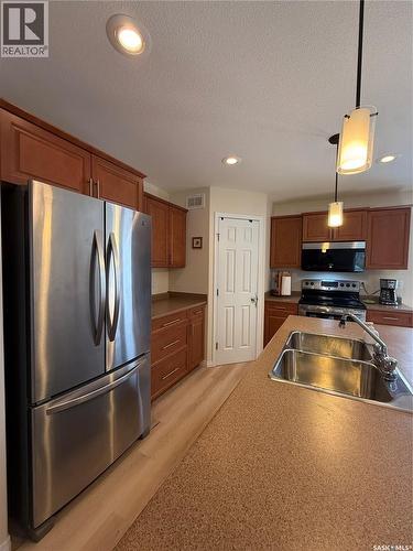 425 Y Avenue S, Saskatoon, SK - Indoor Photo Showing Kitchen With Stainless Steel Kitchen With Double Sink