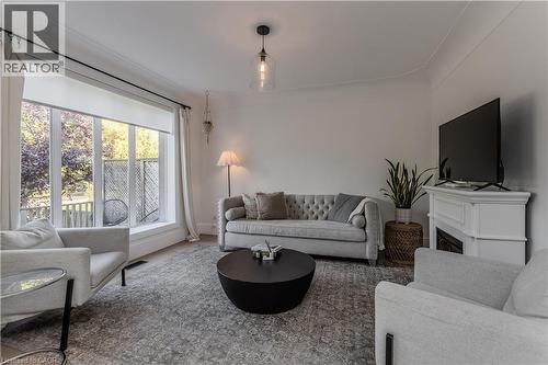 333 St Paul Street, Burlington, ON - Indoor Photo Showing Living Room