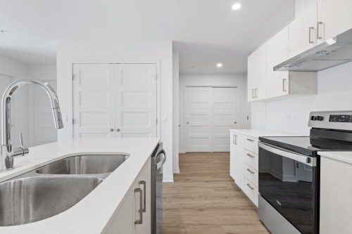 Kitchen - 202-416 Av. Barron, Lachute, QC - Indoor Photo Showing Kitchen With Double Sink With Upgraded Kitchen