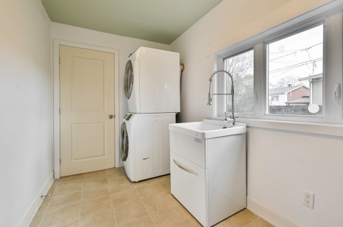Salle de lavage - 385 Av. Victor-Hugo, Brossard, QC - Indoor Photo Showing Laundry Room