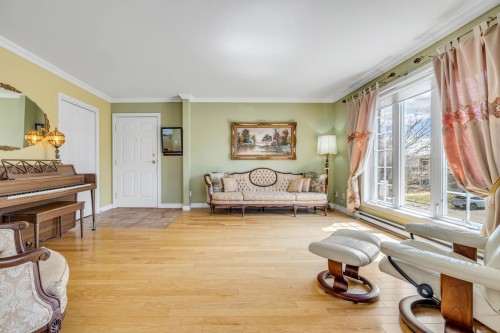 Salon - 3-9261 Av. De Laval, Québec (Charlesbourg), QC - Indoor