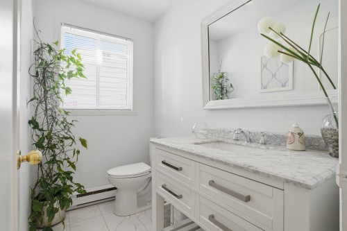 Salle d'eau - 18 Av. De Compton Crescent, Pointe-Claire, QC - Indoor Photo Showing Bathroom