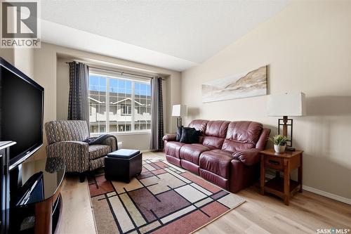 40 2751 Windsor Park Road, Regina, SK - Indoor Photo Showing Living Room