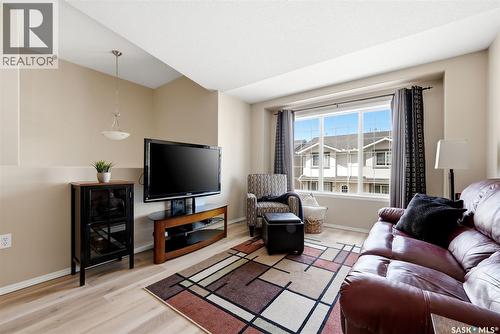 40 2751 Windsor Park Road, Regina, SK - Indoor Photo Showing Living Room