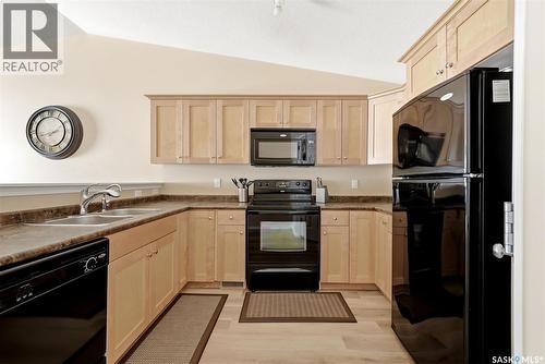 40 2751 Windsor Park Road, Regina, SK - Indoor Photo Showing Kitchen With Double Sink