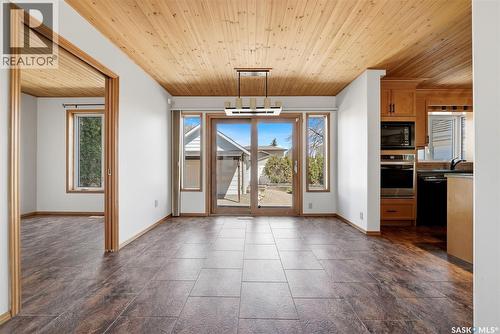 4 Bannister Avenue, Regina, SK - Indoor