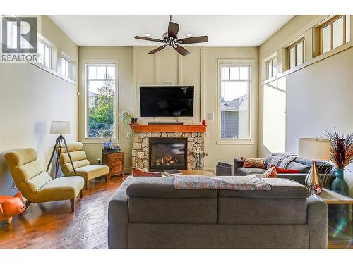 1147 Glenview Court, Kelowna, BC - Indoor Photo Showing Living Room With Fireplace