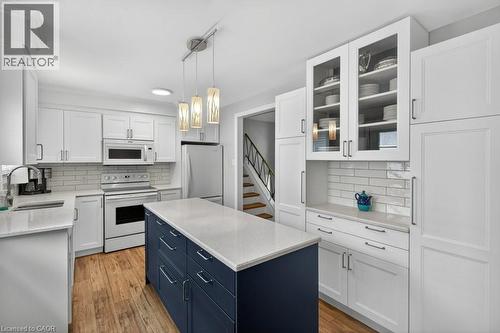 4 Camelot Drive, Hamilton, ON - Indoor Photo Showing Kitchen With Upgraded Kitchen