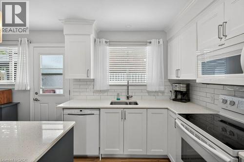 4 Camelot Drive, Hamilton, ON - Indoor Photo Showing Kitchen With Upgraded Kitchen