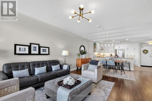 208 - 260 Villagewalk Boulevard, London North (North R), ON - Indoor Photo Showing Living Room