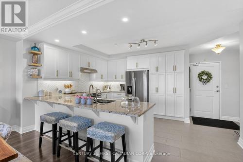 208 - 260 Villagewalk Boulevard, London North (North R), ON - Indoor Photo Showing Kitchen With Upgraded Kitchen