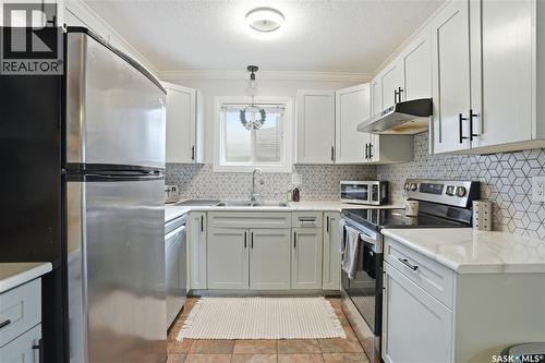 A 1014 Colony Street, Saskatoon, SK - Indoor Photo Showing Kitchen With Upgraded Kitchen