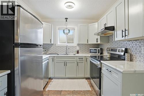 A 1014 Colony Street, Saskatoon, SK - Indoor Photo Showing Kitchen With Upgraded Kitchen