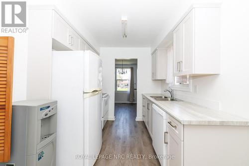 8 Kerwin Gate, St. Catharines (Lakeport), ON - Indoor Photo Showing Kitchen With Double Sink