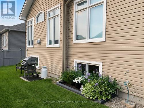 819 Tewin Circle, Ottawa, ON - Outdoor With Exterior