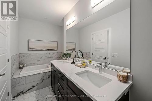313 - 1560 Upper West Avenue, London South (South B), ON - Indoor Photo Showing Bathroom