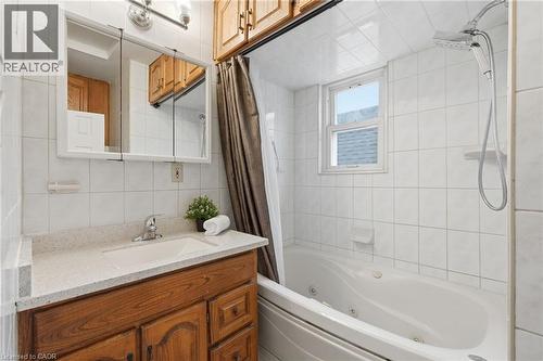 507 Queensdale Avenue E, Hamilton, ON - Indoor Photo Showing Bathroom