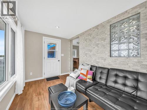 162 Robson Rd, Leamington, ON - Indoor Photo Showing Living Room