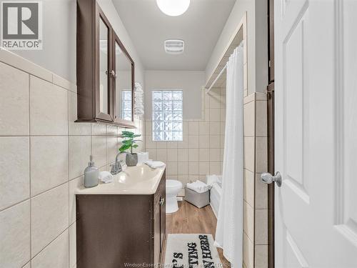 162 Robson Rd, Leamington, ON - Indoor Photo Showing Bathroom