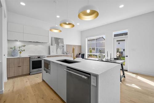 102 Butterfly Way, Winnipeg, MB - Indoor Photo Showing Kitchen With Upgraded Kitchen
