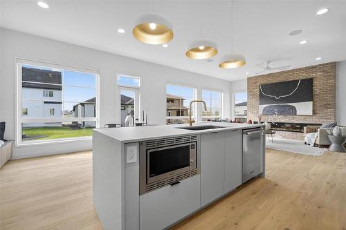102 Butterfly Way, Winnipeg, MB - Indoor Photo Showing Kitchen