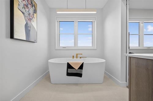 102 Butterfly Way, Winnipeg, MB - Indoor Photo Showing Bathroom