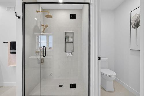102 Butterfly Way, Winnipeg, MB - Indoor Photo Showing Bathroom