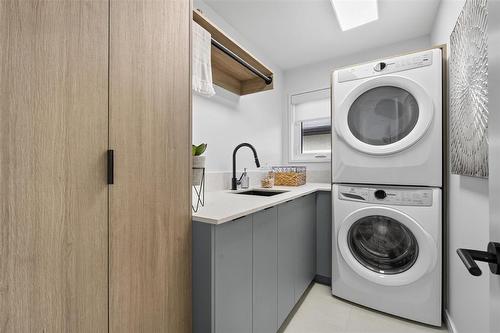 102 Butterfly Way, Winnipeg, MB - Indoor Photo Showing Laundry Room