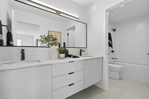 102 Butterfly Way, Winnipeg, MB - Indoor Photo Showing Bathroom
