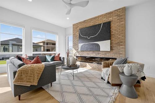 102 Butterfly Way, Winnipeg, MB - Indoor Photo Showing Living Room