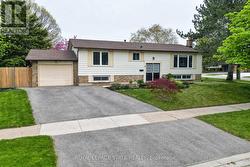 9 JULIANA ROAD  Grimsby, ON L3M 4J4