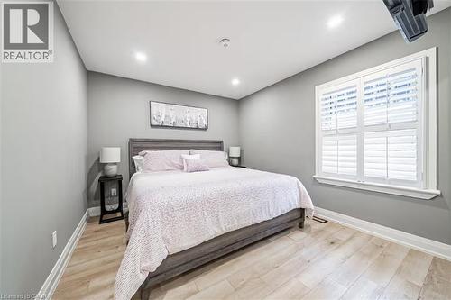 Spacious room featuring light wood-finish flooring, white baseboards, and neutral wall paint - 88 South Bend Road E Unit# Unit A, Hamilton, ON - Indoor Photo Showing Bedroom