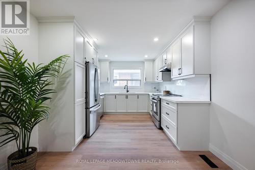 21 Leander Street, Brampton, ON - Indoor Photo Showing Kitchen With Upgraded Kitchen